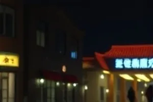 深色放映厅里一排空座椅与投射在幕布上的光斑